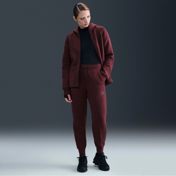 Nike Tech Women's Sportswear Fleece
Windrunner Full-Zip Hoodie - Picture 2 of 5